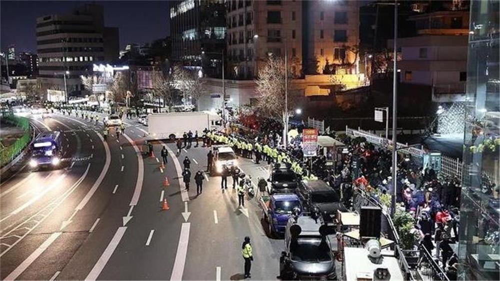 서울 1월 3일(Xinhua) - 대한민국의 탄핵된 대통령 윤석열의 체포를 위해 대통령집무실로 가고 있을 것으로 추측되는 차량이 지난 월요일 밤 늦게 이곳 대통령 집무실 앞 도로에 도착했다.